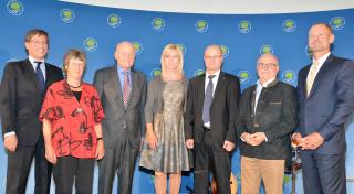 Die Bayerische Umweltministerin Ulrike Scharf (Mitte) feierte gemeinsam mit rund 500 Gästen 20 Jahre Förderung der Umweltbildung in Bayern. Unter den Gästen waren auch der 1. Vorsitzender des LBV, Dr. Norbert Schäffer (3. v. r.), und der Ehrenvorsitzende des LBV, Ludwig Sothmann (3. v. l.).