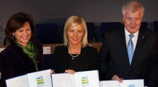 (v.r.n.l.) Ministerpräsident Horst Seehofer, Umweltministerin Ulrike Scharf und Wirtschaftsministerin Ilse Aigner unterzeichneten in München gemeinsam mit den Spitzen der Bayerischen Wirtschaft den fünften Umweltpakt Bayern.