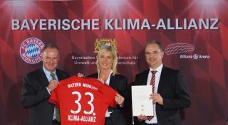 Der Vorstandsvorsitzende der FC Bayern München AG Karl-Heinz Rummenigge, die Bayerische Umweltministerin Ulrike Scharf und der Geschäftsführer der Allianz Arena München Stadion GmbH Jürgen Muth haben heute die Beitrittserklärung des FC Bayern zur Bayerischen Klima-Allianz unterzeichnet.