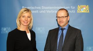 Die Bayerische Verbraucherschutzministerin Ulrike Scharf begrüßt die neue Vertrauensperson Lebensmittelsicherheit beim Landesamt für Gesundheit und Lebensmittelsicherheit, Dr. Reiner Faul.