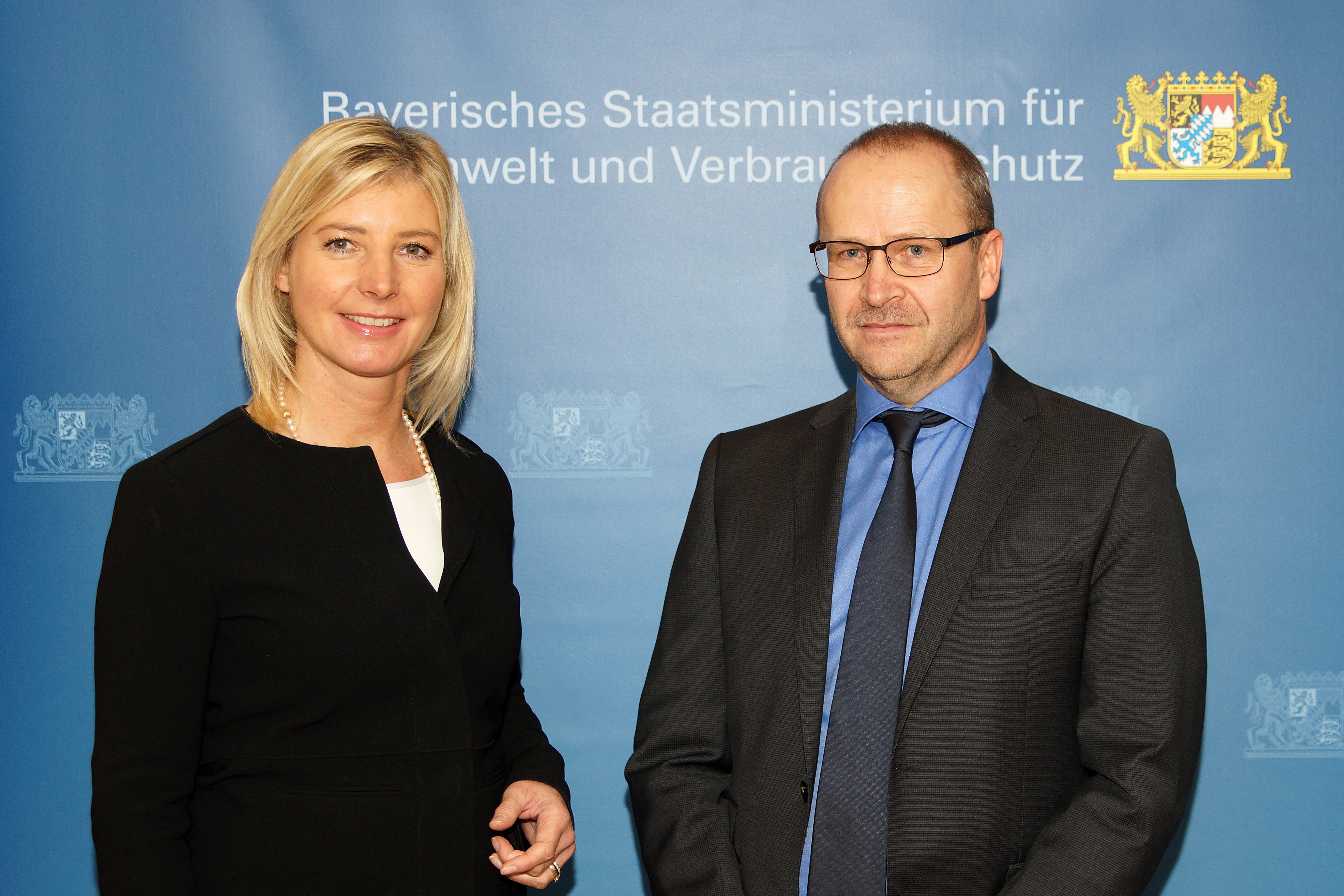 Pressebild: Die Bayerische Verbraucherschutzministerin Ulrike Scharf begrüßt die neue Vertrauensperson Lebensmittelsicherheit beim Landesamt für Gesundheit und Lebensmittelsicherheit, Dr. Reiner Faul