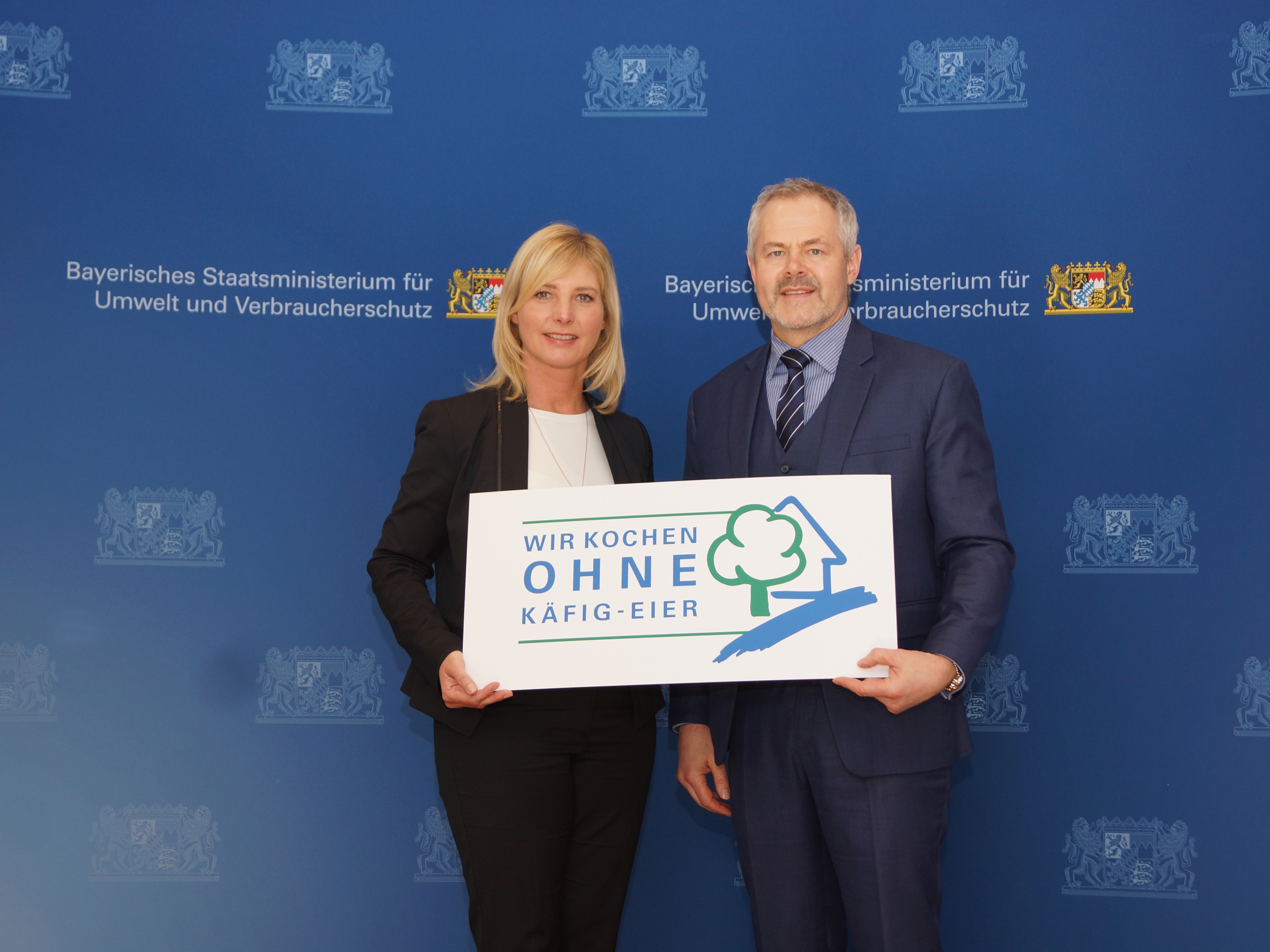 Pressebild: Die Bayerische Verbraucherschutzministerin Ulrike Scharf und der Präsident des DEHOGA Bayern Ulrich N. Brandl, stellten heute das neue Siegel