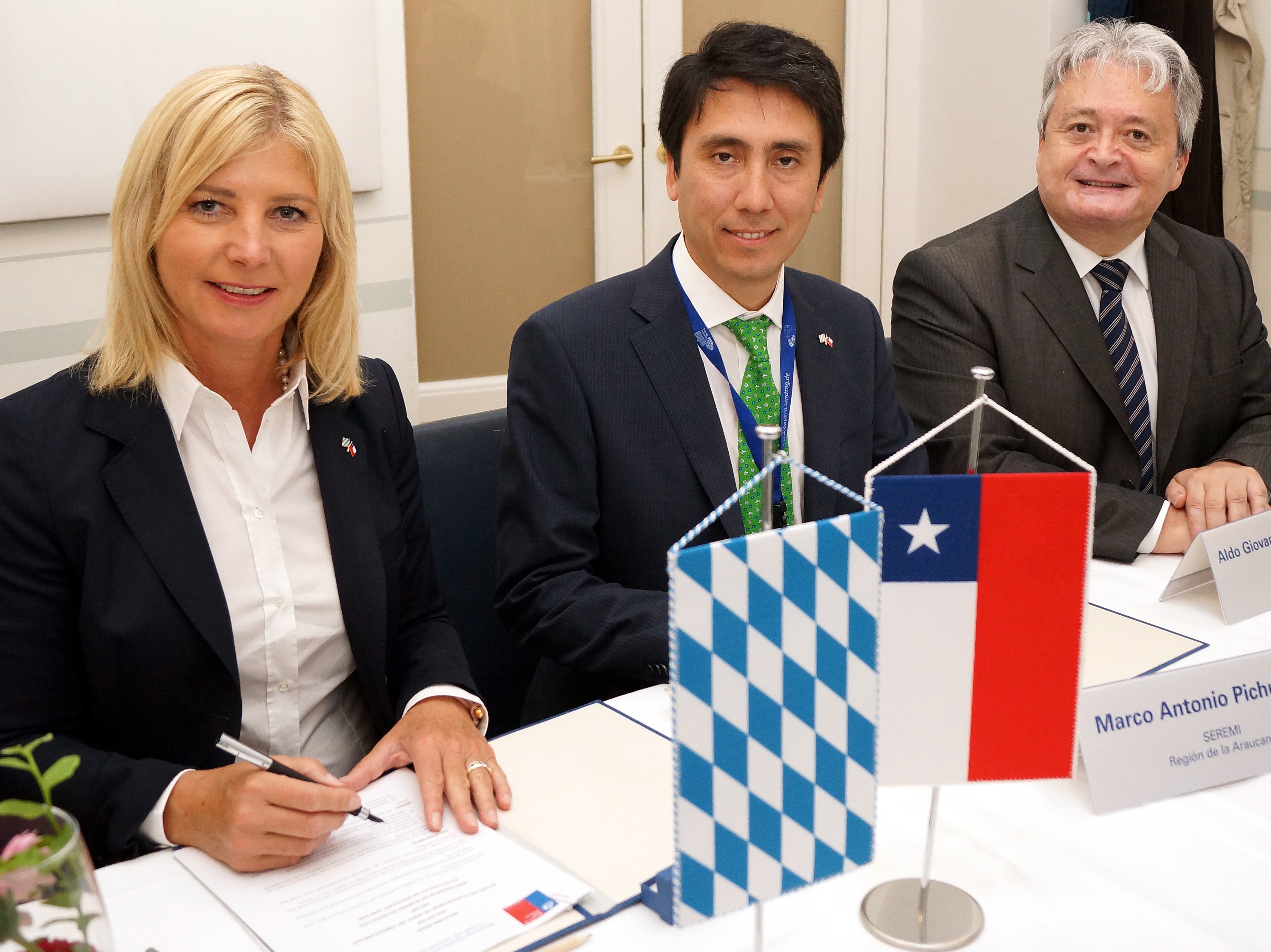 Pressebild: Umweltministerin Scharf unterzeichnet Abkommen zum Umweltschutz mit der Republik Chile