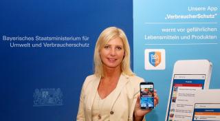 Die Bayerische Verbraucherschutzministerin Ulrike Scharf hat die neue App "VerbraucherSchutz" freigeschaltet.