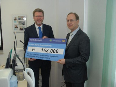 Bayern fördert innovative ärztliche Versorgungskonzepte. Gesundheitsminister Dr. Huber übergab eine Förderung an die Praxis Dr. Laser in Nürnberg für ein Projekt, das moderne Technik zur Kooperation von Hausärzten mit einem Augenarzt nutzt.