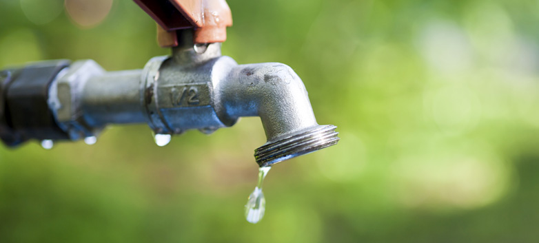 Das Bild zeigt einen tropfenden Wasserhahn