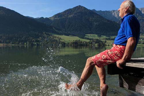 Mann am Badesee