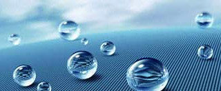 Lotuseffekt: Tropfen perlen auf einer Oberfläche ab