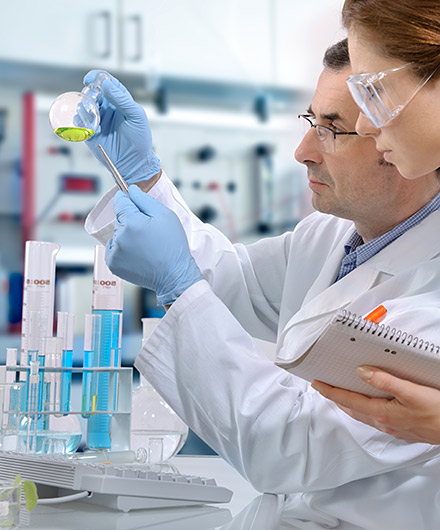 Das Bild zeigt einen Mann und eine Frau bei der Arbeit im Labor