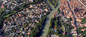 Flächensparen - Das Bild zeigt eine Stadt von oben