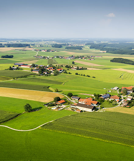 Das Bild zeigt eine bayerische Landschaft in Luftaufnahme