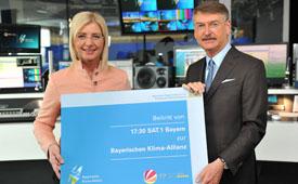 Staatsministerin Ulrike Scharf mit Vertretern des Senders 17.30 Sat 1 Bayern