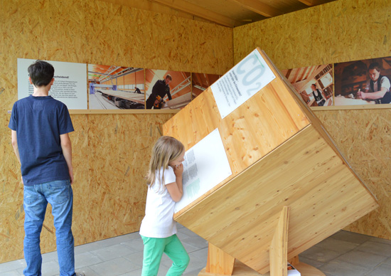 Ausstellungsraum mit Holzwürfel