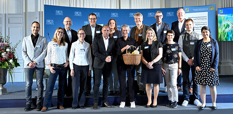 Gruppenbild mit Minister Glauber bei der Ergebnisvorstellung des Forschungsprojekts BayklimaFit 2