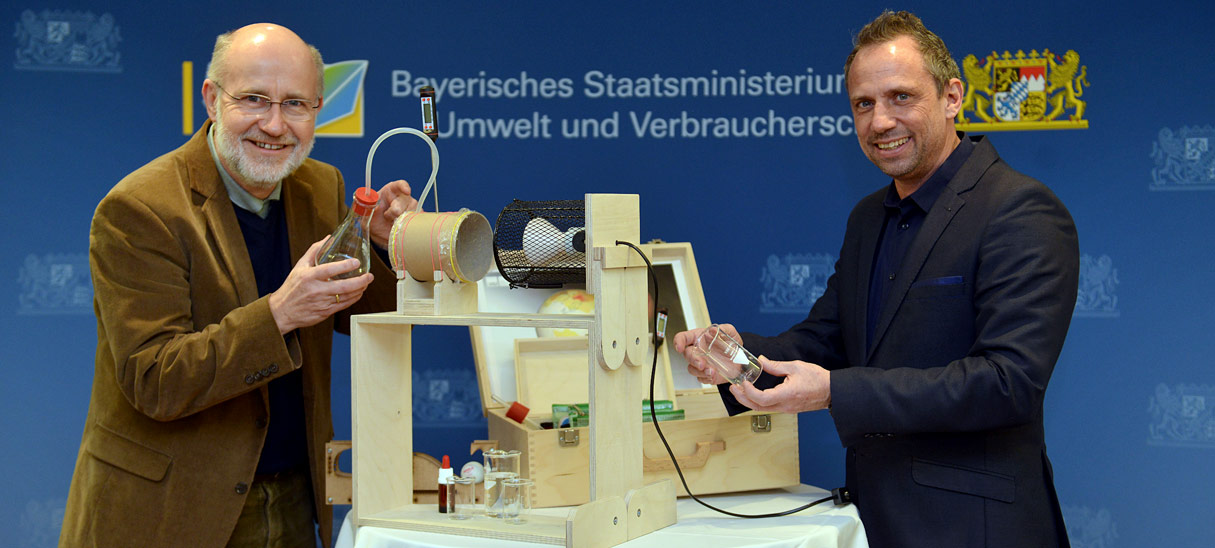 Das Bild zeigt Umweltminister Glauber und Professor Lesch mit dem Klimakoffer