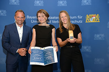 Umweltminister Thorsten Glauber und Vertreterinnen des Staatlichen Bauamts Augsburg