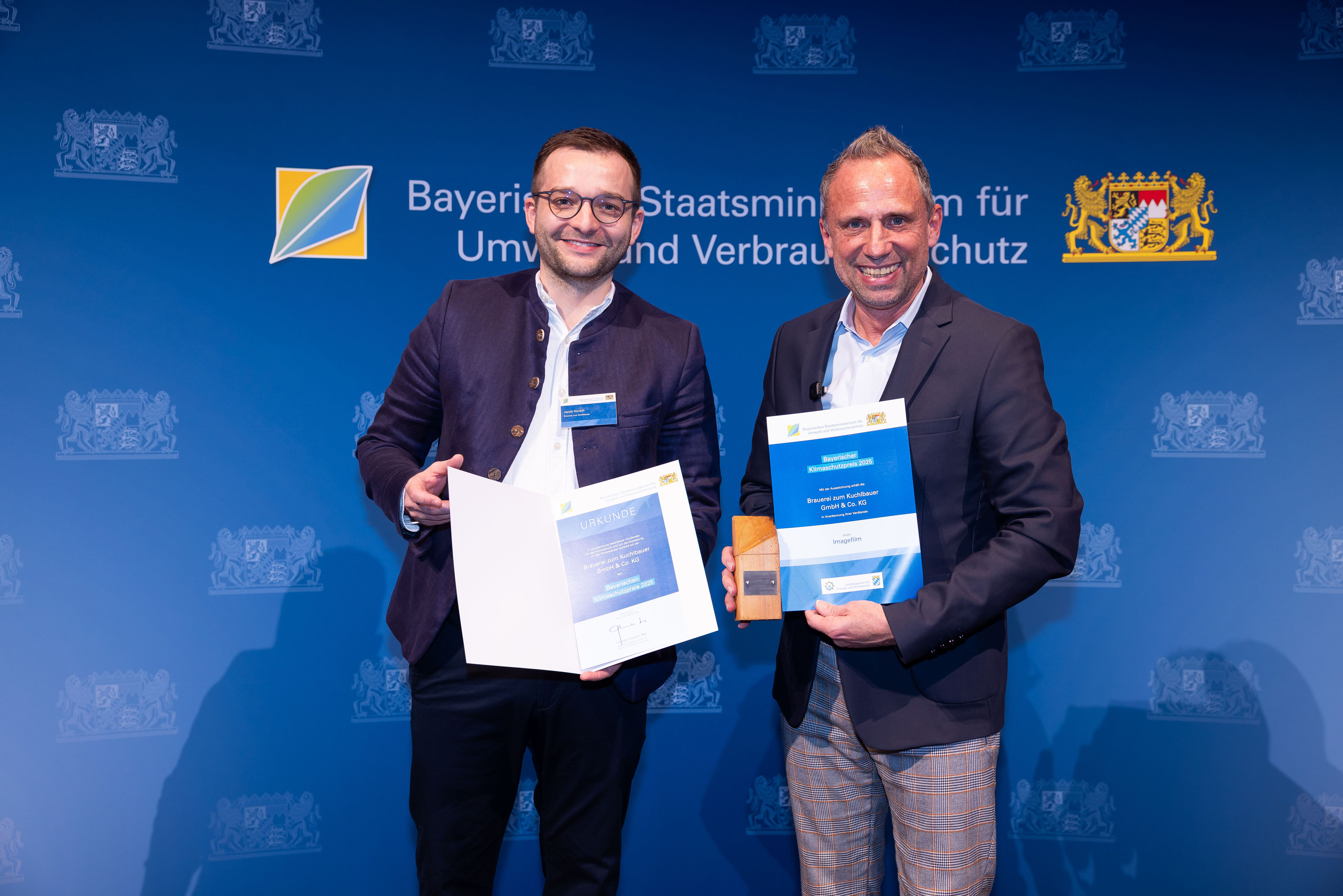 Umweltminister Glauber mit den Preisträgerinnen und Preisträgern der Brauerei zum Kuchlbauer