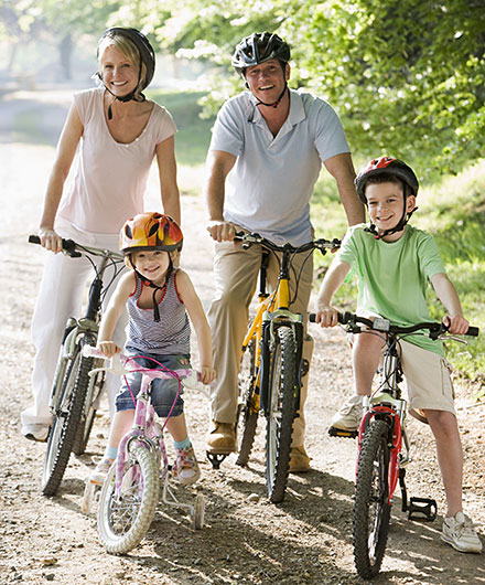 Das Bild zeigt eine Familie beim Fahrradfahren