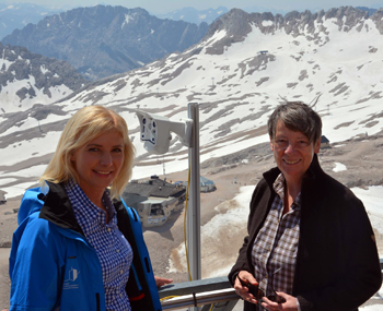 Die Bayerische Umweltministerin Ulrike Scharf und die Bundesumweltministerin Barbara Hendricks besuchten im Juli 2015 die Umweltforschungsstation Schneefernerhaus auf der Zugspitze