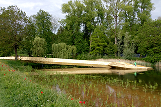 Landschaftsszene von der Gartenschau Waldtrudering: Brücke über den See