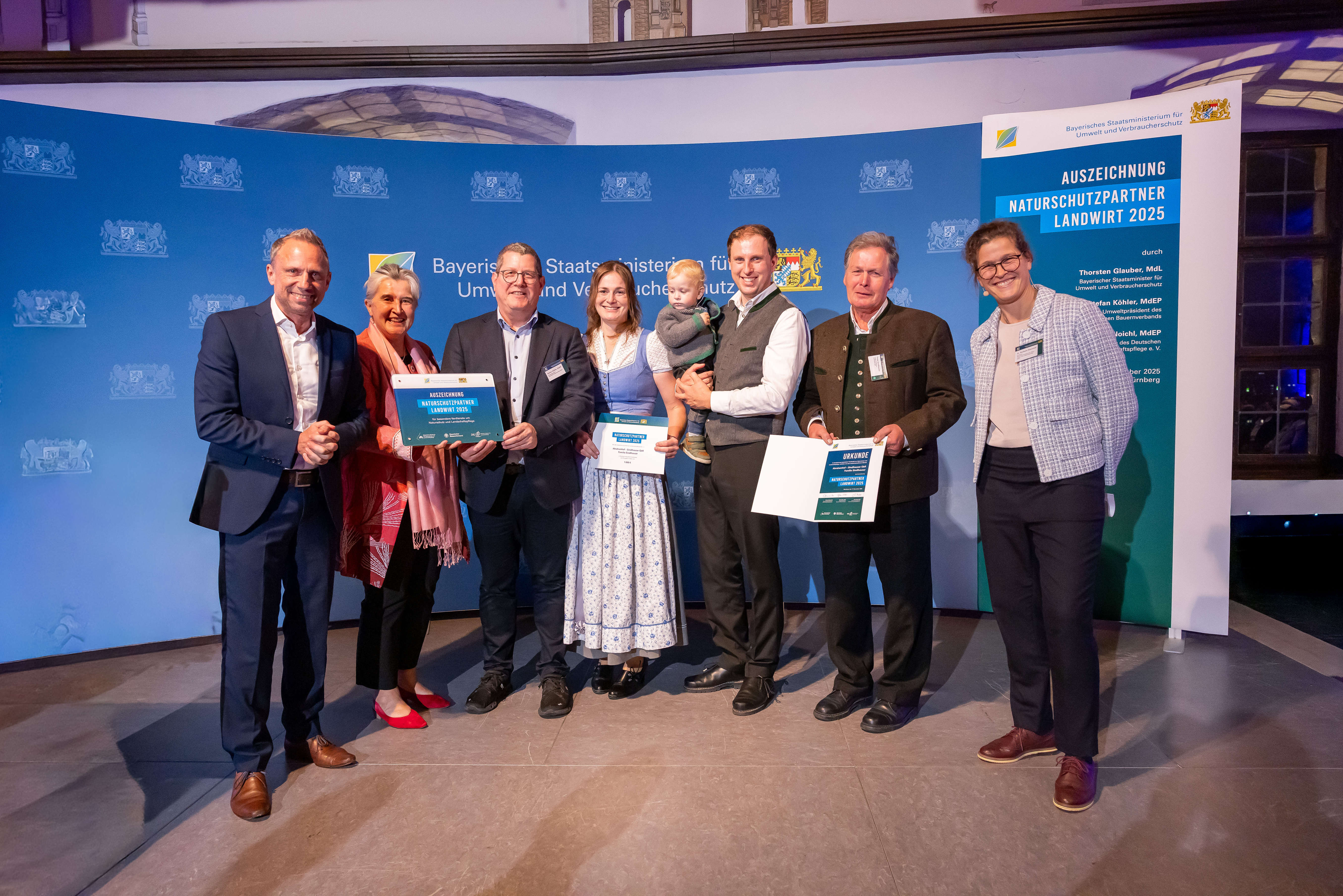 Verleihung des Naturschutzpartner Landwirt 2025 an Abrahamhof - Sindlhauser GbR, Familie Sindlhauser, Landkreis Bad Tölz-Wolfratshausen