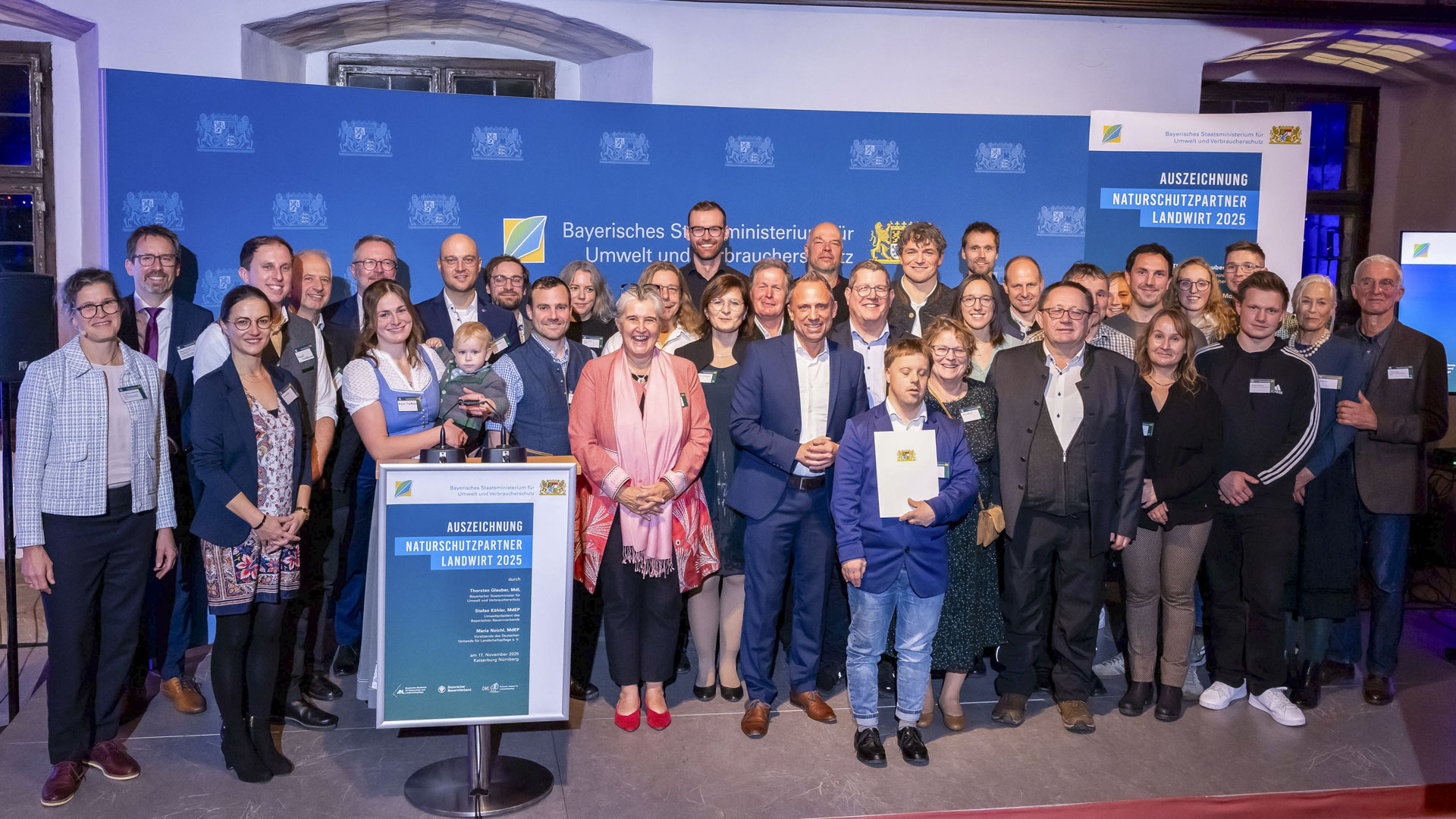 Gruppenbild der Verleihung des Naturschutzpartner Landwirt 2025; Bild vergrößert sich per Mausklick