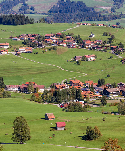 Luftbild eines Dorfes in Bayern