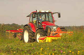 Traktor bei der Mahd