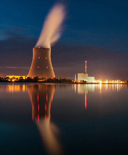 Das Bild zeigt ein Kernkraftwerk bei Nacht