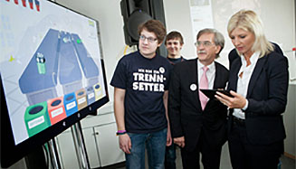 ehemalige Staatsministerin Ulrike Scharf beim Besuch der Lightcycle-Rohstoffwochen ehemalige Staatsministerin Ulrike Scharf beim Besuch der Lightcycle-Rohstoffwochen