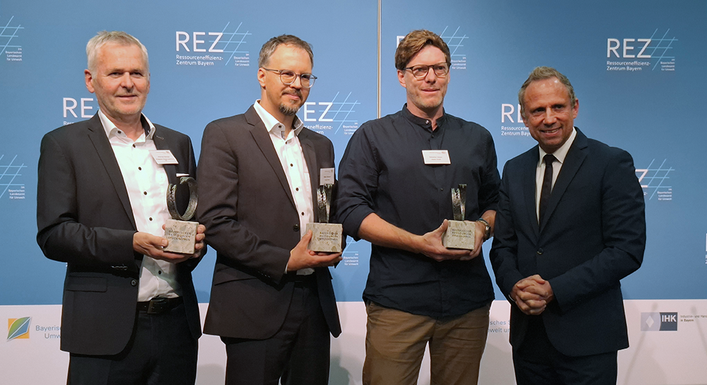 Das Bild zeigt die Preisträger des Ressourceneffizienzpreises 2025 zusammen mit Umweltminister Glauber