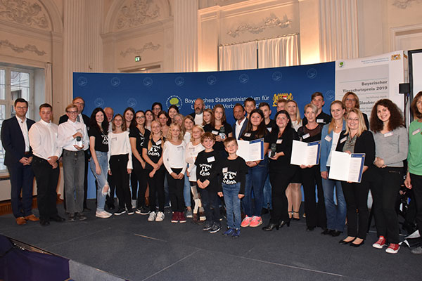 Gruppenbild Tierschutzpreis-Verleihung 2019 - Bild vergrößert sich bei Mausklick