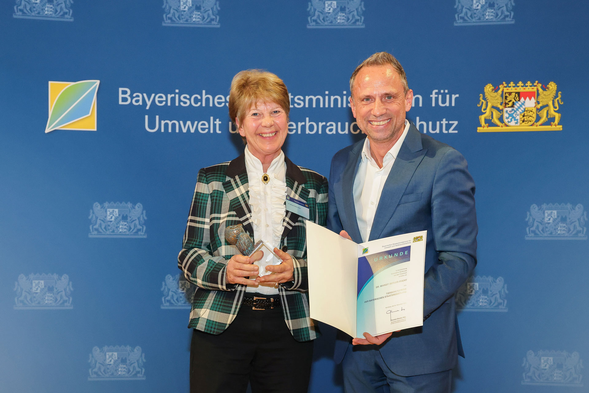 Umweltminister Glauber mit Preisträgerin Dr. Margit Zeitler-Feicht