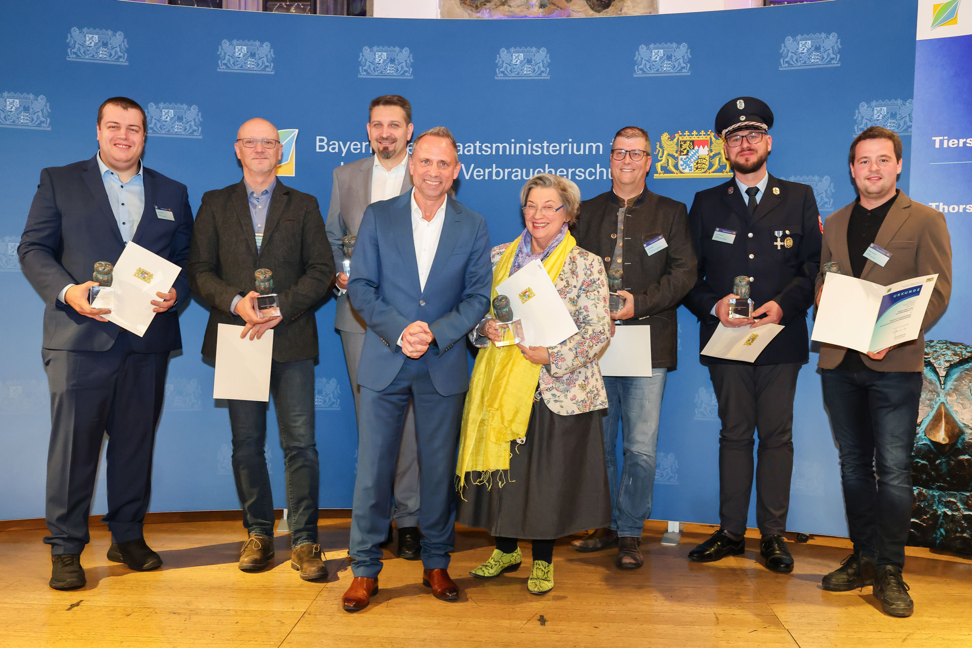 Umweltminister Glauber mit Preisträgerinnen und Preisträgern des Sonderpreises