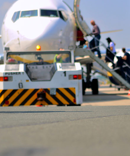 Das Bild zeigt ein Flugzeug in das Passagiere einsteigen