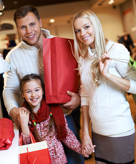 Das Bild zeigt eine Familie beim Shoppen
