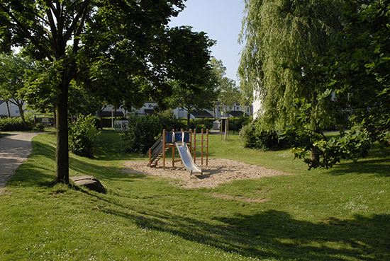Beispiel für eine multifunktionale Flächennutzung; Spielplatz und temporärer Starkregenrückhalt auf einer Fläche