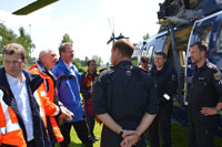 Umweltminister Dr. Marcel Huber spricht mit Einsatzkräften.