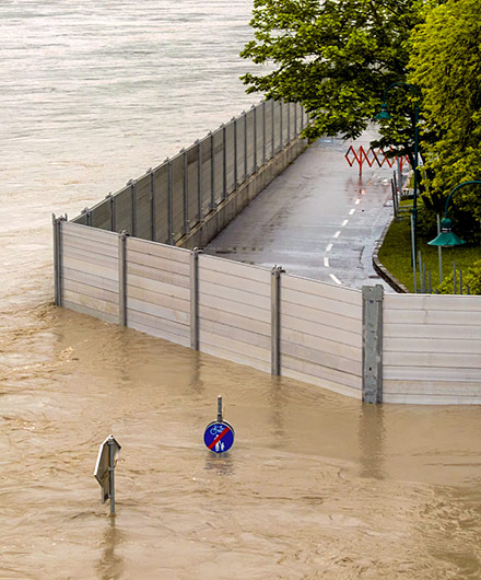 Das BIld zeigt eine Hochwasserschutzmauer bei einem Hochwasserereignis