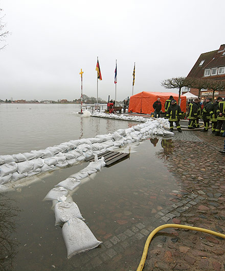 Das Bild zeigt ein Hochwasserereignis bei dem die Feuerwehr Wasser abpumt